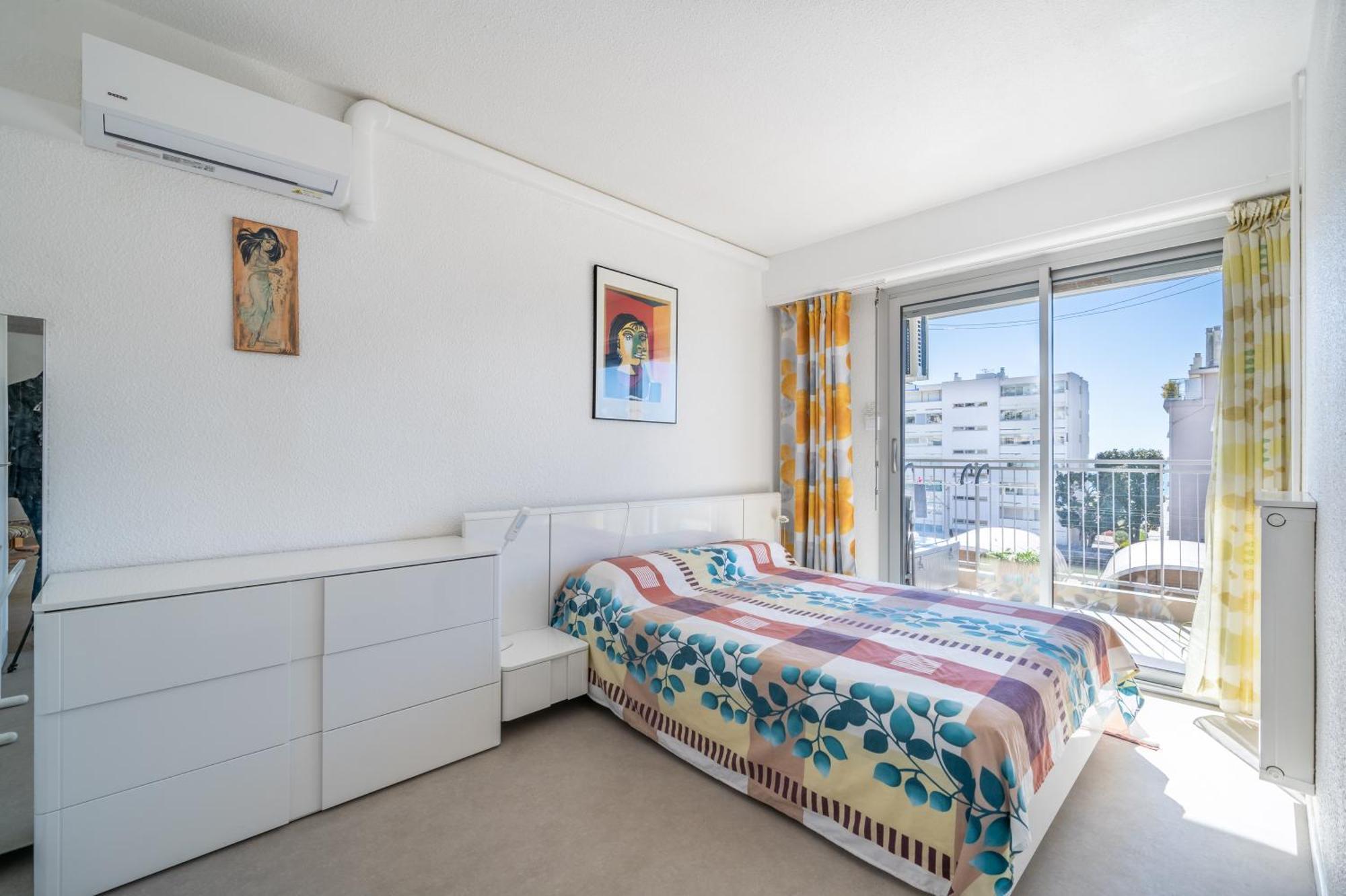 Golfe-juan Proche Plage, Centre Et Gare Apartment *