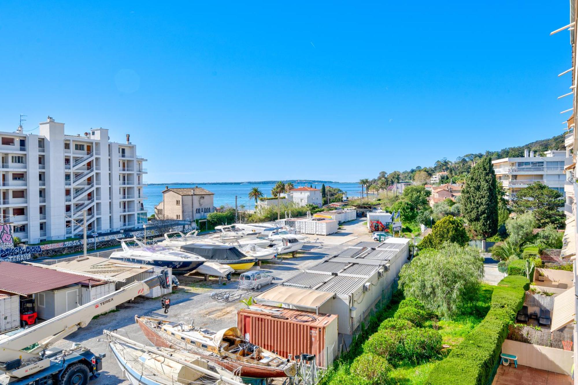 Golfe-juan Proche Plage, Centre Et Gare *